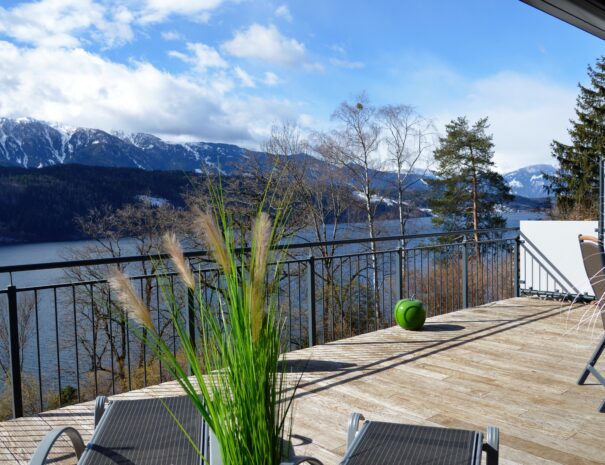 Terrasse der Ferienwohnungen Klinar mit Blick auf den Millstätter See und die Berge